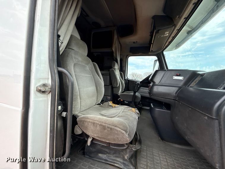 image for item ES5928 2002 Volvo VNL semi truck