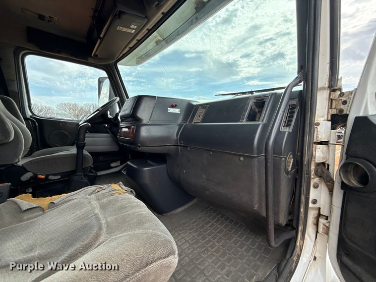 image for item ES5928 2002 Volvo VNL semi truck