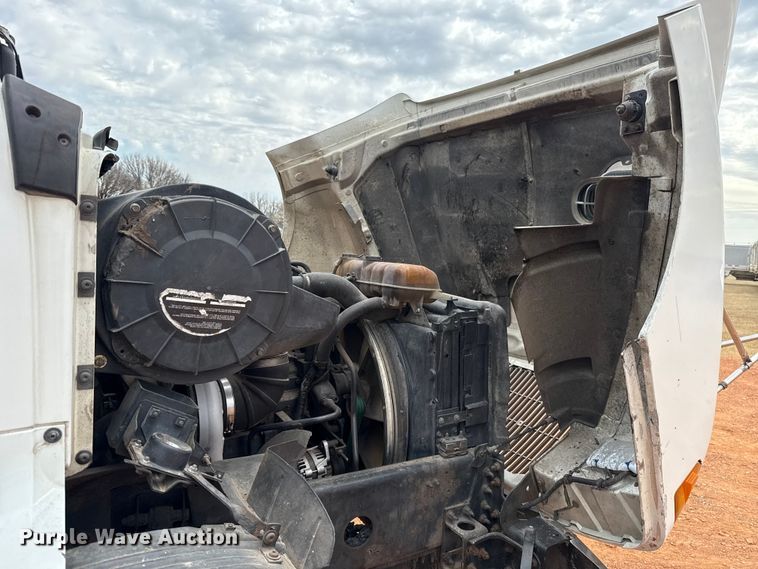 image for item ES5928 2002 Volvo VNL semi truck