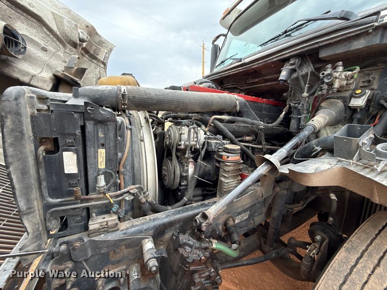 image for item ES5928 2002 Volvo VNL semi truck