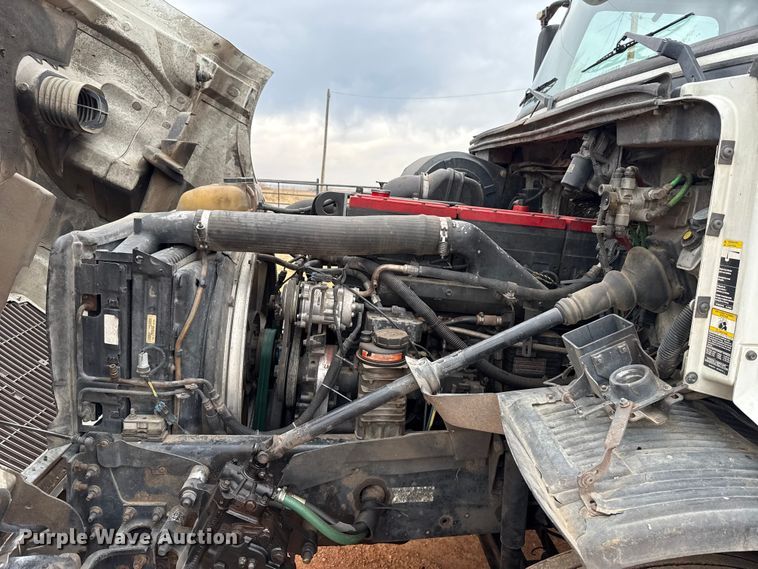 image for item ES5928 2002 Volvo VNL semi truck