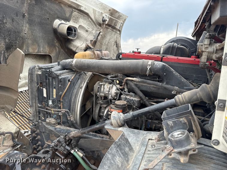 image for item ES5928 2002 Volvo VNL semi truck