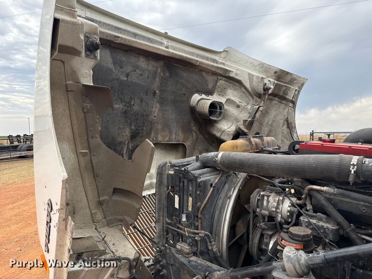 image for item ES5928 2002 Volvo VNL semi truck