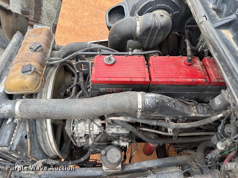 image for item ES5928 2002 Volvo VNL semi truck