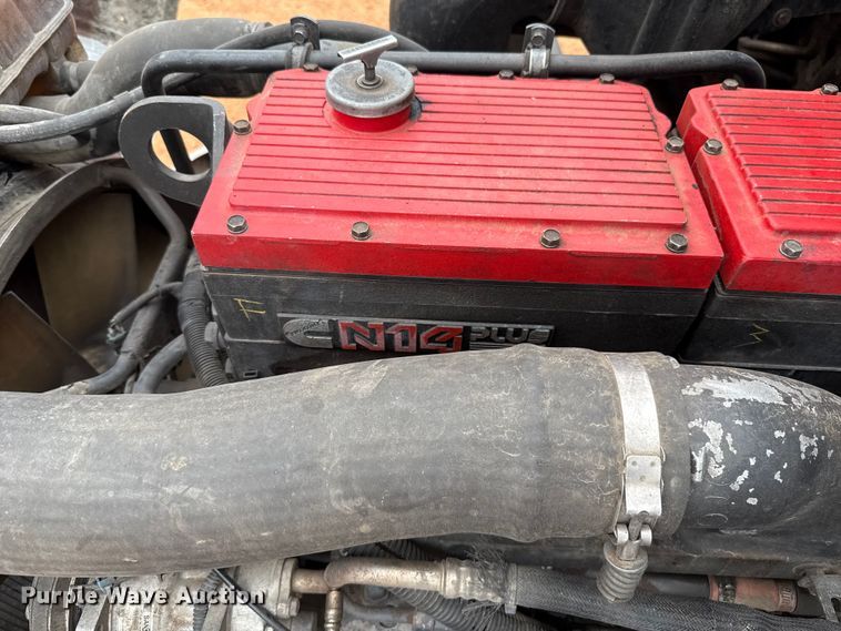 image for item ES5928 2002 Volvo VNL semi truck