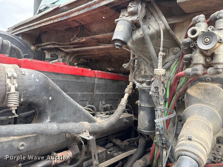 image for item ES5928 2002 Volvo VNL semi truck