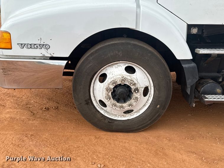 image for item ES5928 2002 Volvo VNL semi truck