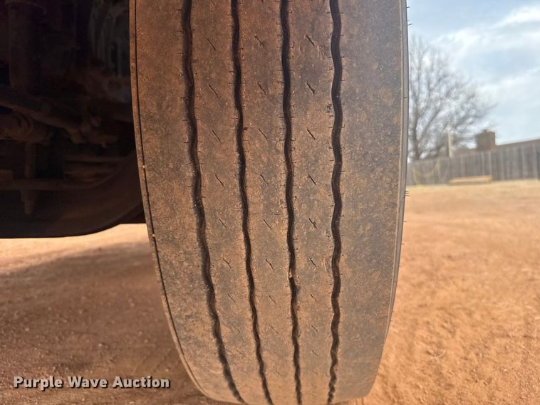 image for item ES5928 2002 Volvo VNL semi truck