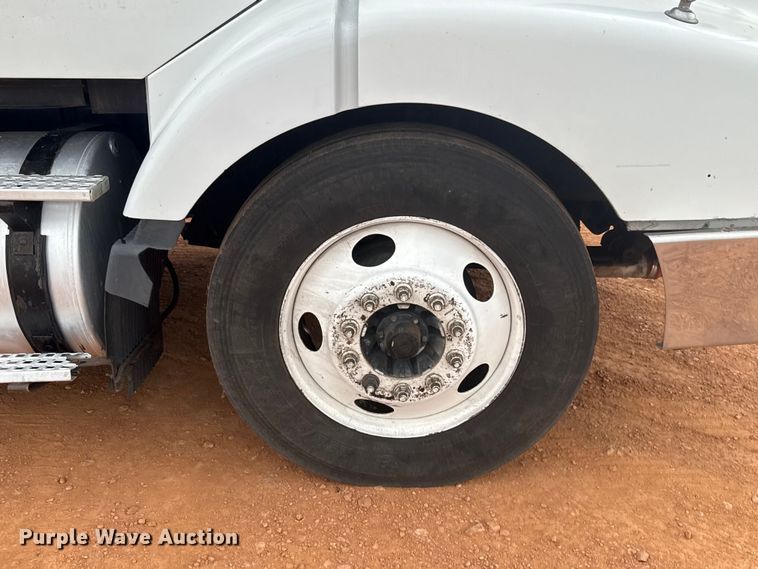 image for item ES5928 2002 Volvo VNL semi truck