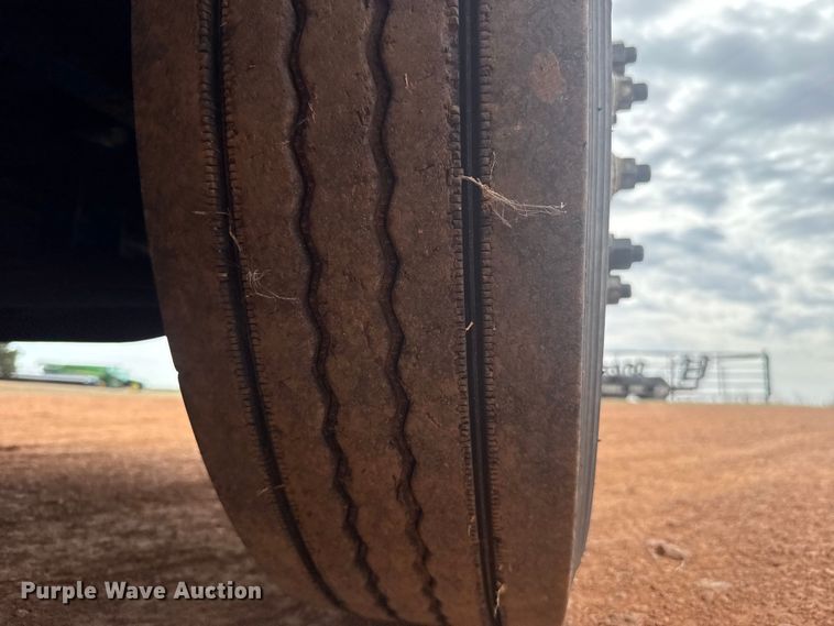 image for item ES5928 2002 Volvo VNL semi truck