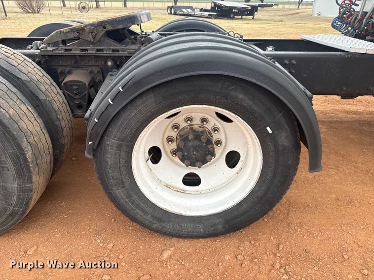 image for item ES5928 2002 Volvo VNL semi truck