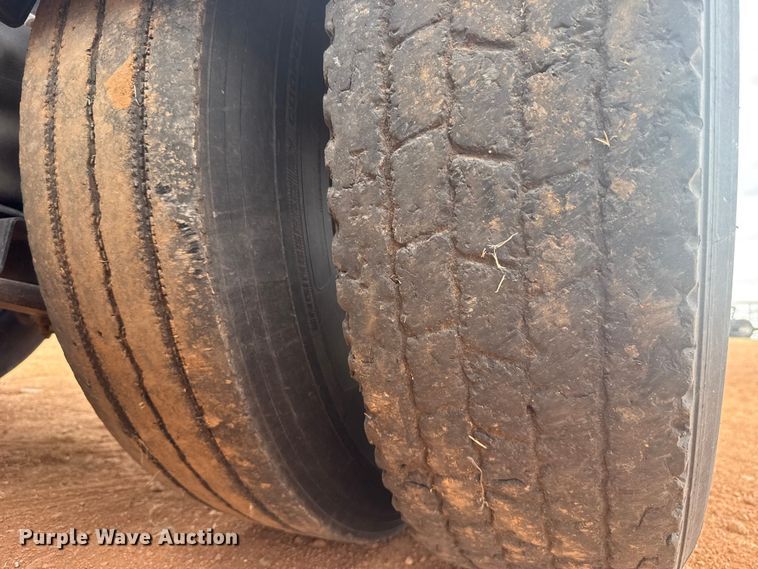 image for item ES5928 2002 Volvo VNL semi truck