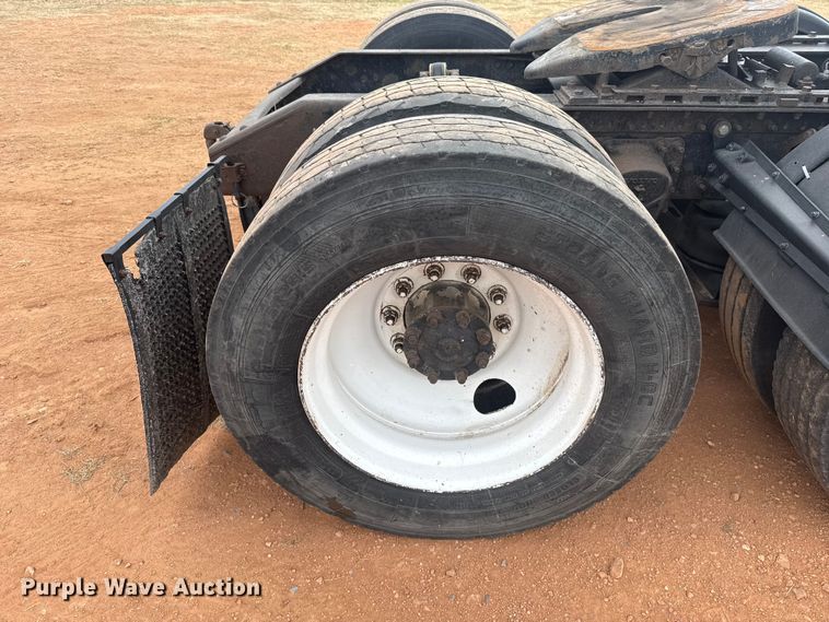 image for item ES5928 2002 Volvo VNL semi truck