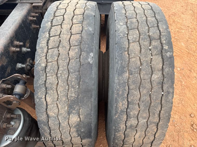 image for item ES5928 2002 Volvo VNL semi truck