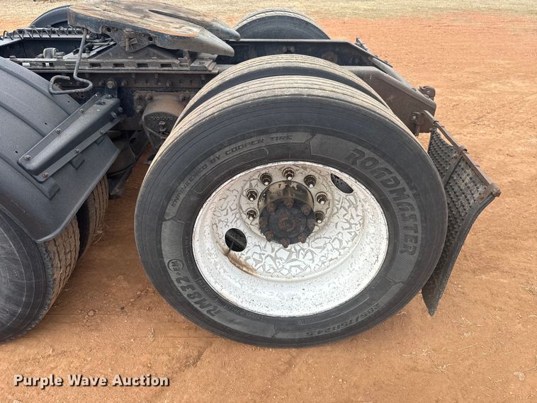 image for item ES5928 2002 Volvo VNL semi truck