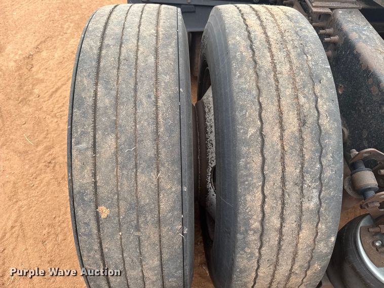 image for item ES5928 2002 Volvo VNL semi truck