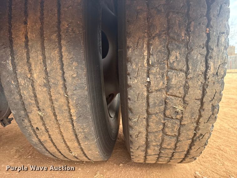 image for item ES5928 2002 Volvo VNL semi truck