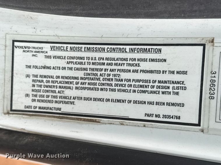 image for item ES5928 2002 Volvo VNL semi truck