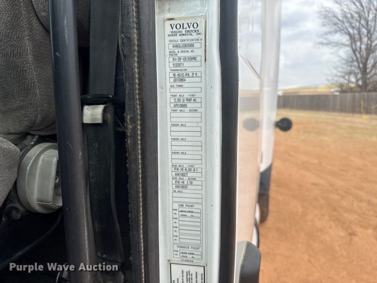 image for item ES5928 2002 Volvo VNL semi truck