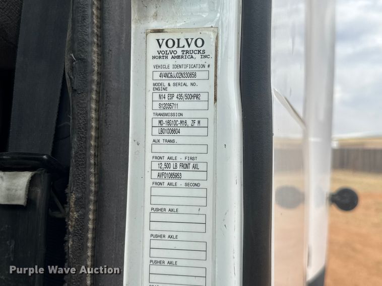 image for item ES5928 2002 Volvo VNL semi truck