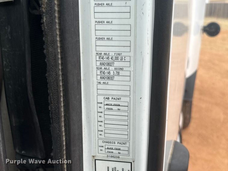 image for item ES5928 2002 Volvo VNL semi truck