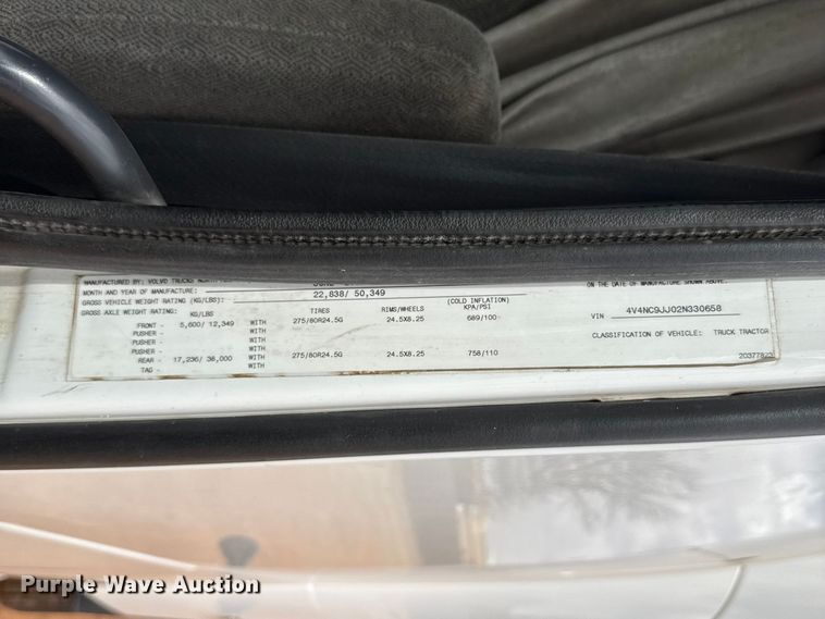 image for item ES5928 2002 Volvo VNL semi truck