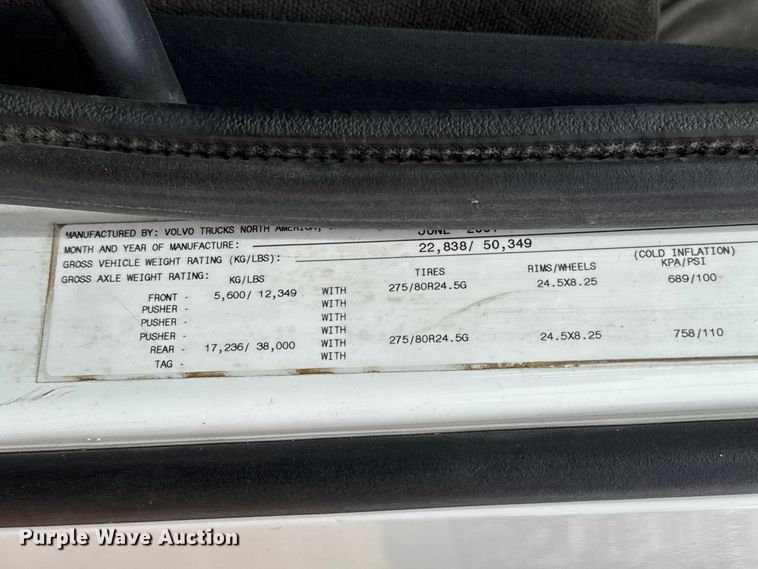 image for item ES5928 2002 Volvo VNL semi truck