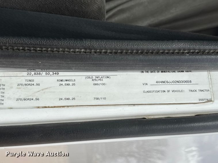 image for item ES5928 2002 Volvo VNL semi truck