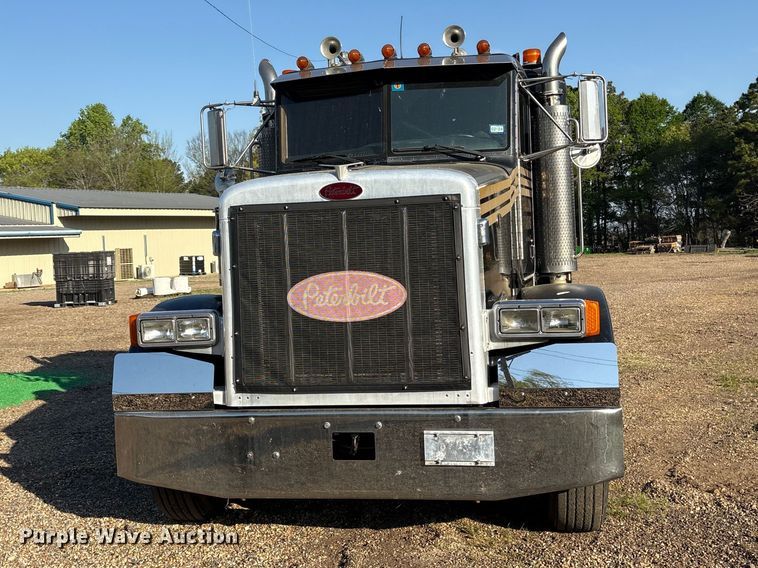 image for item ES8714 2002 Peterbilt 378 semi truck