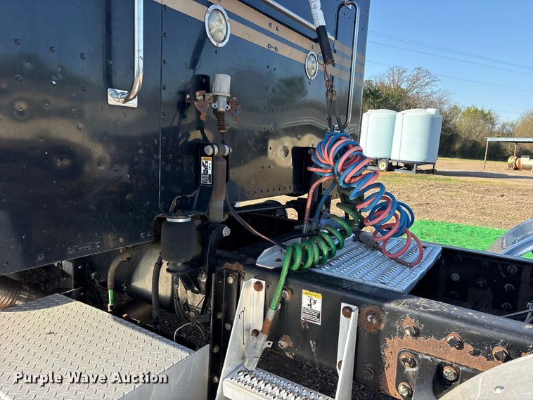 image for item ES8714 2002 Peterbilt 378 semi truck