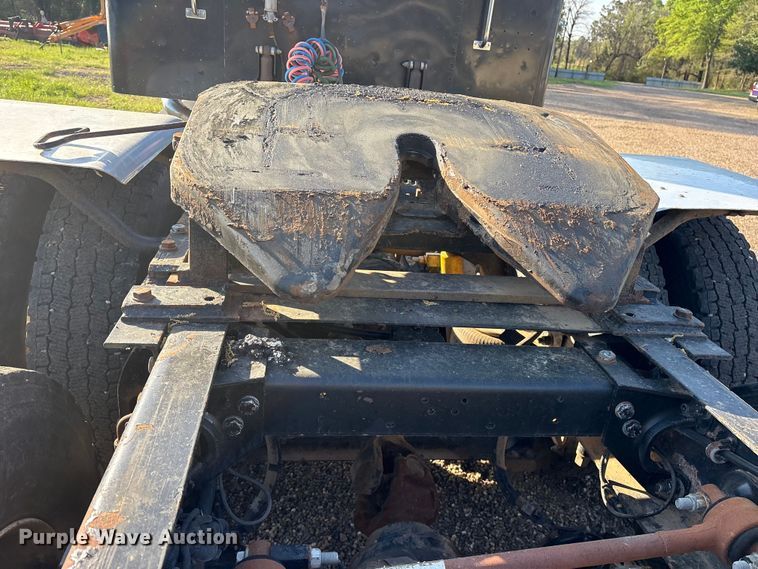 image for item ES8714 2002 Peterbilt 378 semi truck