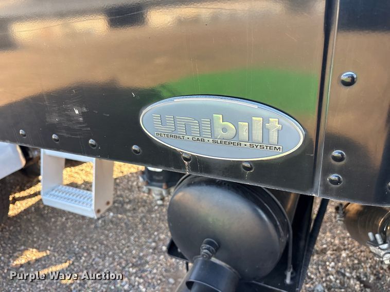 image for item ES8714 2002 Peterbilt 378 semi truck