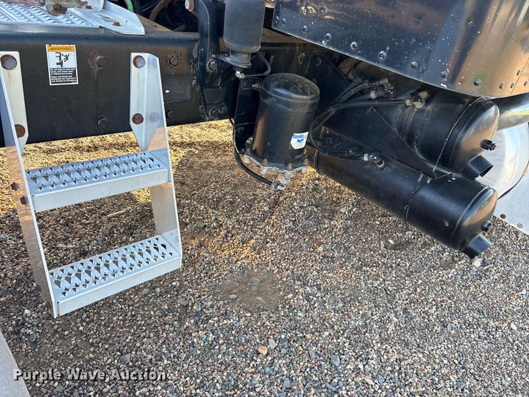 image for item ES8714 2002 Peterbilt 378 semi truck