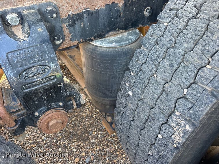 image for item ES8714 2002 Peterbilt 378 semi truck