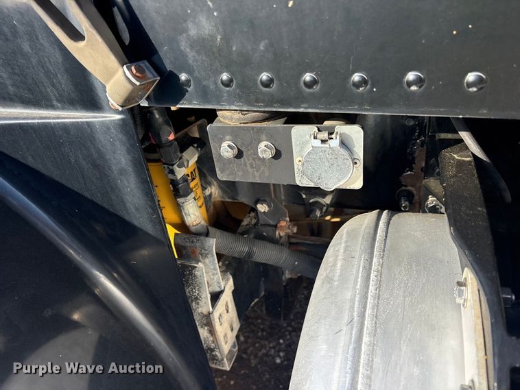 image for item ES8714 2002 Peterbilt 378 semi truck