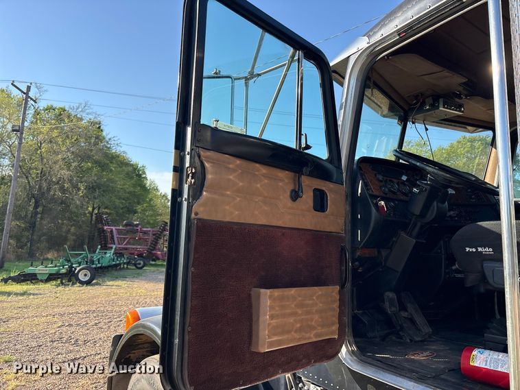 image for item ES8714 2002 Peterbilt 378 semi truck