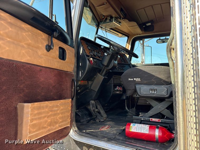 image for item ES8714 2002 Peterbilt 378 semi truck