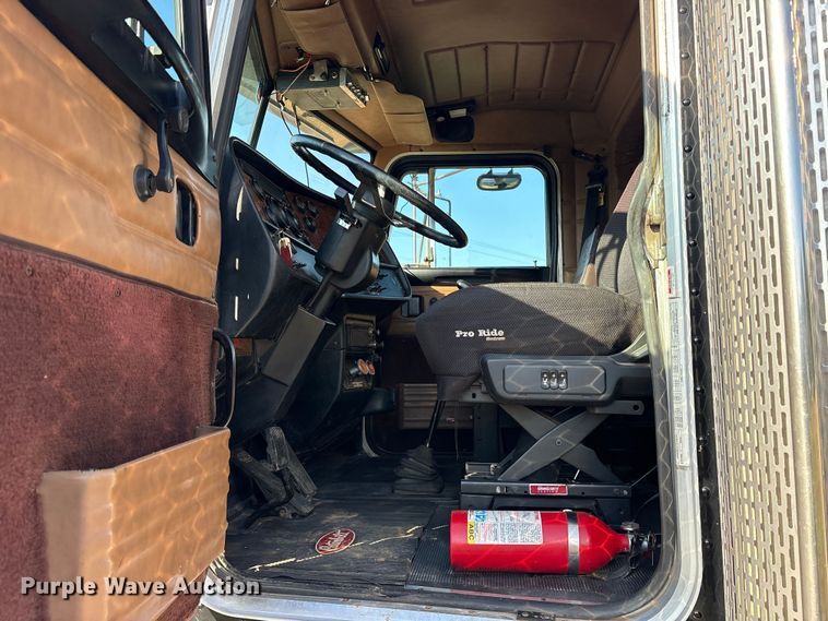 image for item ES8714 2002 Peterbilt 378 semi truck