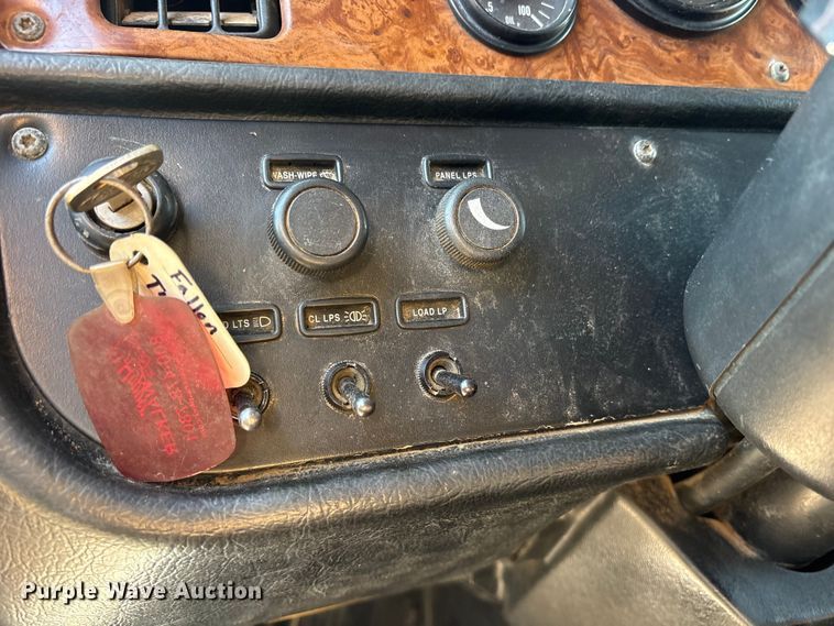 image for item ES8714 2002 Peterbilt 378 semi truck