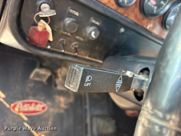 image for item ES8714 2002 Peterbilt 378 semi truck