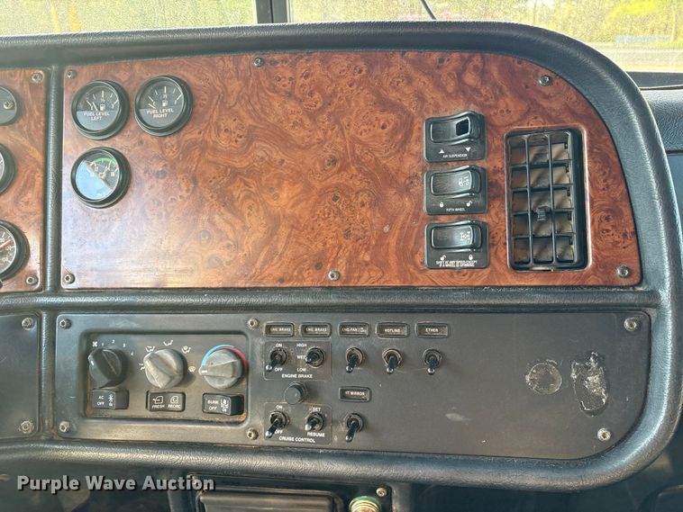 image for item ES8714 2002 Peterbilt 378 semi truck