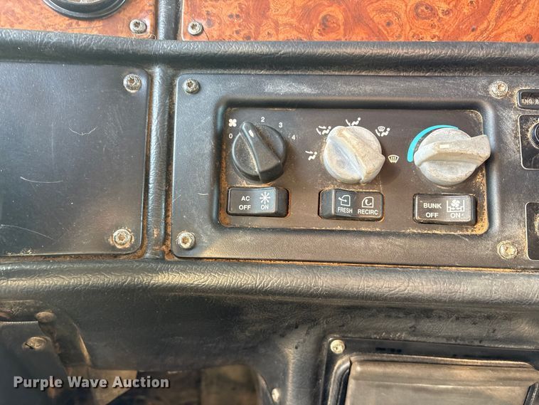 image for item ES8714 2002 Peterbilt 378 semi truck