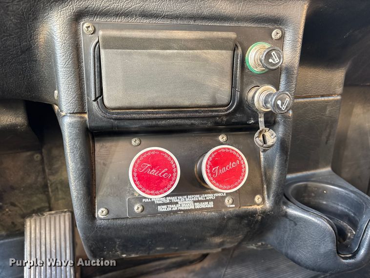 image for item ES8714 2002 Peterbilt 378 semi truck