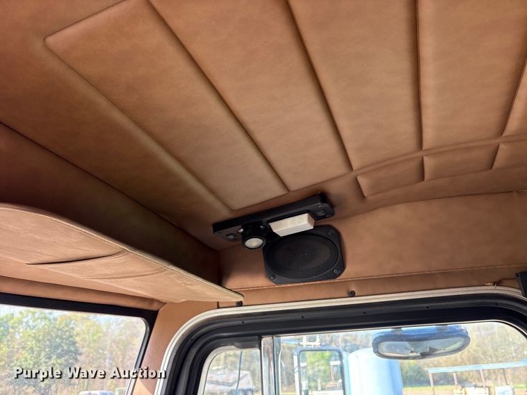 image for item ES8714 2002 Peterbilt 378 semi truck