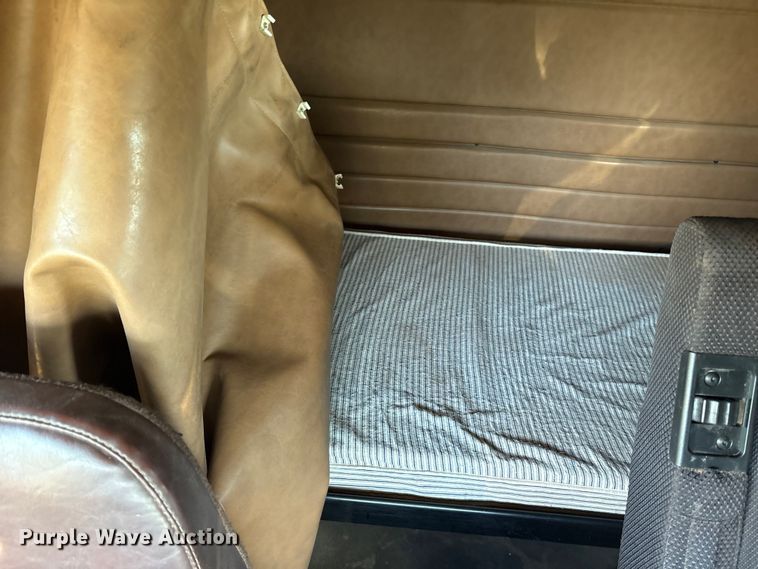 image for item ES8714 2002 Peterbilt 378 semi truck