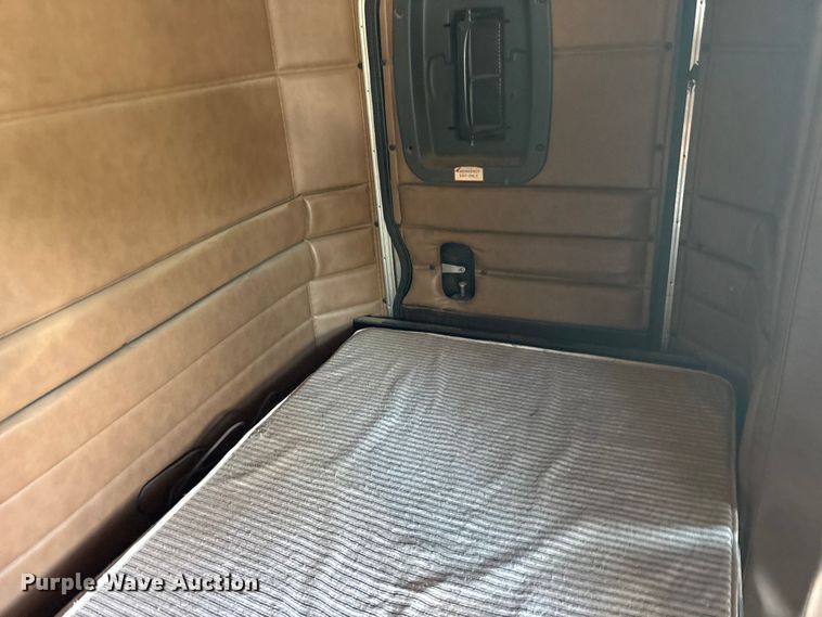 image for item ES8714 2002 Peterbilt 378 semi truck