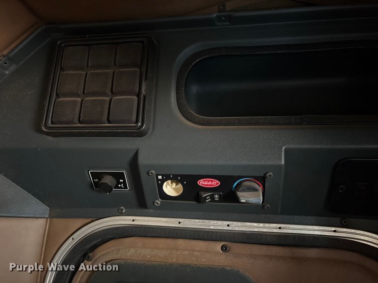image for item ES8714 2002 Peterbilt 378 semi truck