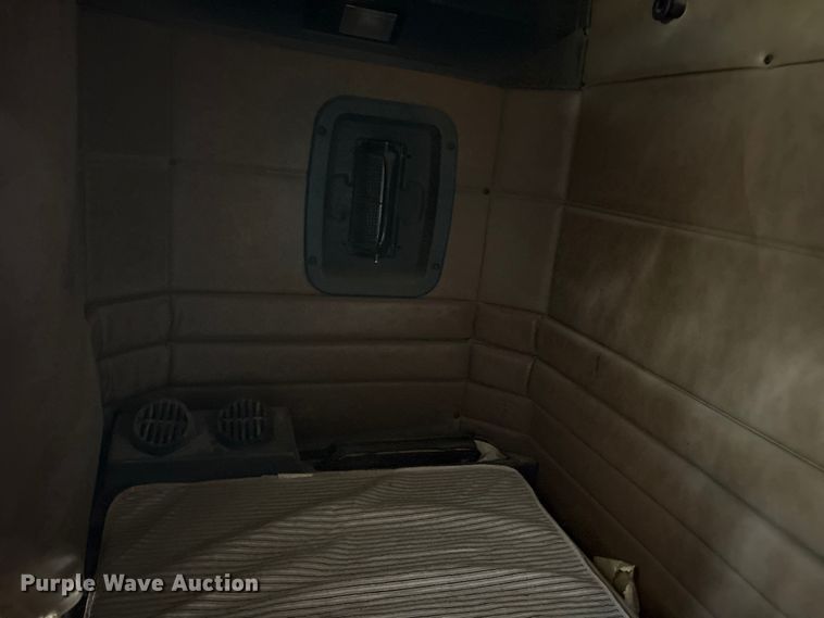 image for item ES8714 2002 Peterbilt 378 semi truck