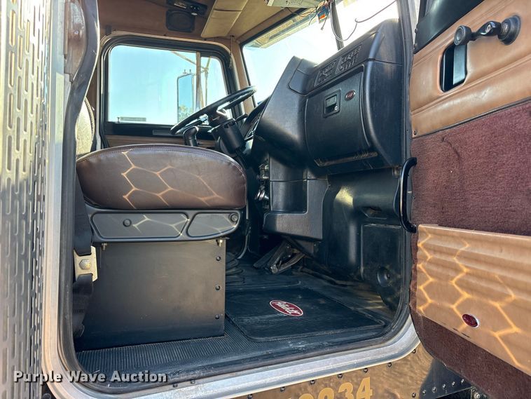 image for item ES8714 2002 Peterbilt 378 semi truck