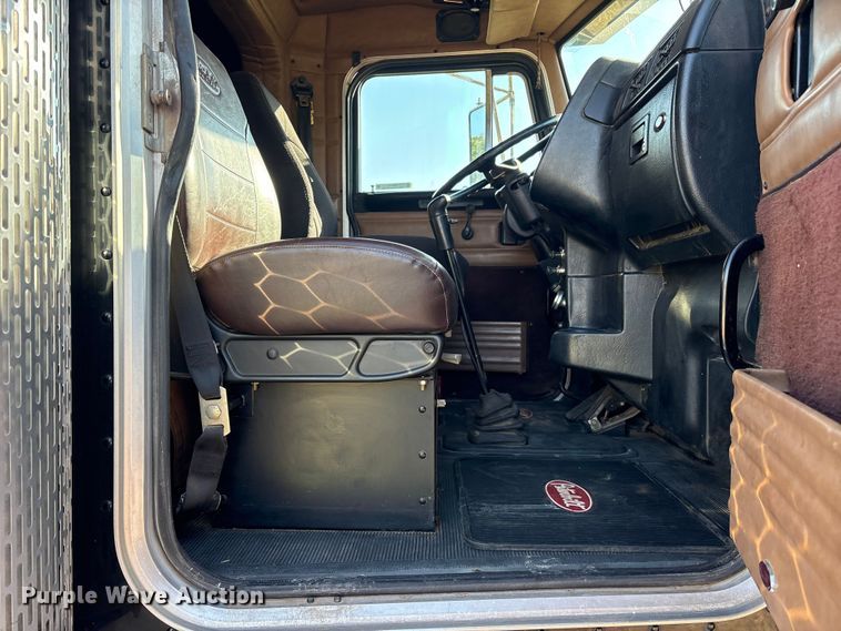 image for item ES8714 2002 Peterbilt 378 semi truck